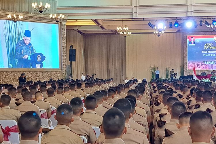 Wakil Presiden Ma'ruf Amin memyampaikan ceramah pembekalan kepada para calon perwira remaja TNI/Polri di Balai Sudirman, Jakarta, Jumat (21/7/2023).