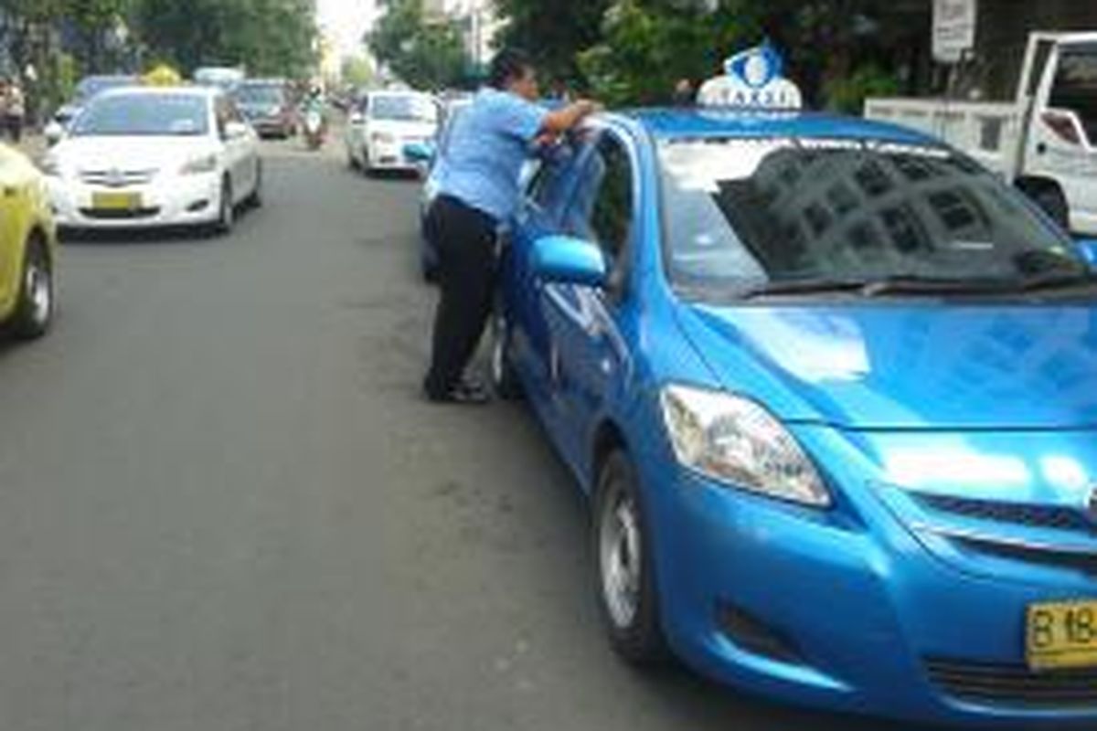 Sejumlah taksi yang sedang menunggu penumpang di kawasan Jalan Melawai, Blok M, Jakarta Selatan, Jumat (12/7/2013). Beberapa sopir taksi mengaku mereka belum mengetahui dan mendapat himbauan dari kantor masing-masing terkait kenaikan tarif baru taksi