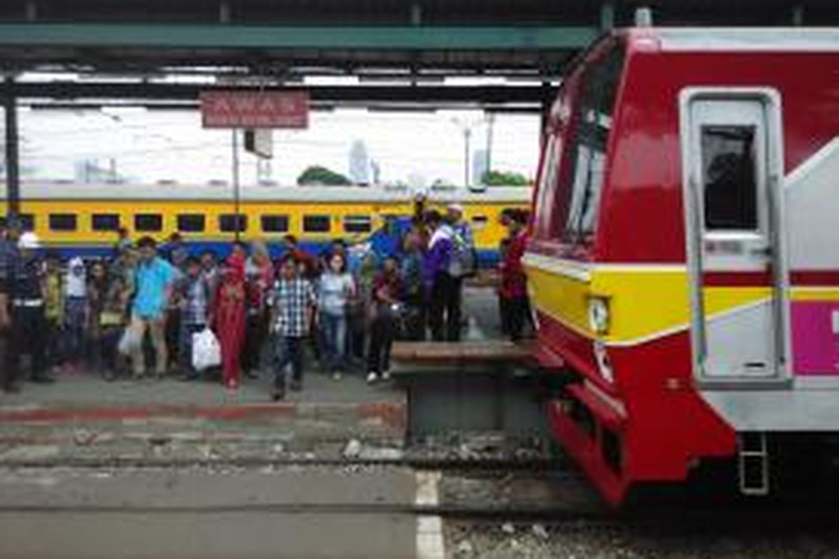 Kepadatan di Stasiun Manggarai pada Senin (7/9/2015). Belum tampak adanya KRL jenis SF12 diperasikan.