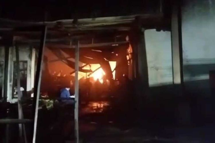 Kebakaran kembali membesar di pabrik alumunium foil kawasan industri Gunung Putri, Kabupaten Bogor, Jawa Barat, Jumat (19/8/2022) pukul 20.00 WIB.