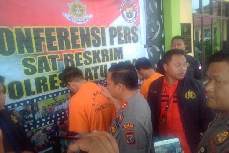 Kapolres Batu Bara AKBP Robin Simatupang menanyai para tersangka pada press release di Mapolres Batu Bara, Rabu (11/12/2019) petang.