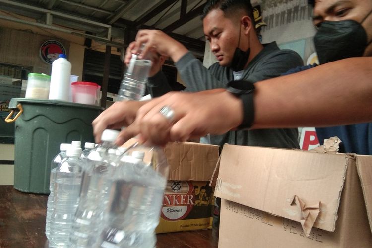 Polisi menyita 76 botol miras oplosan yang tewaskan 8 orang di Karawang, Jawa Barat.