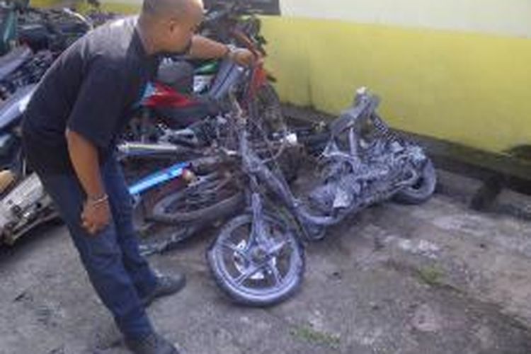 Sepeda motor yang terbakar habis akibat terkena ledakan petasan dan diamankan di Mapolsek Ngaliyan, Semarang, Kamis (8/8/2013)