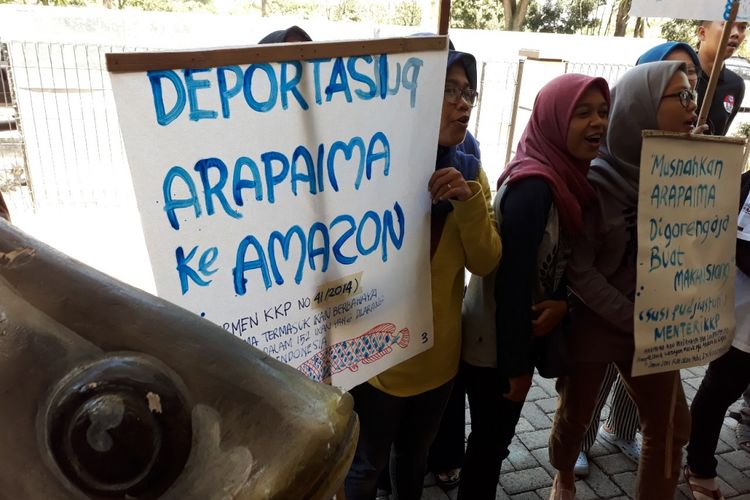 Aksi aktifis lingkungan di Kantor Balai Karantina Ikan dan Pengendalian Mutu Surabaya.