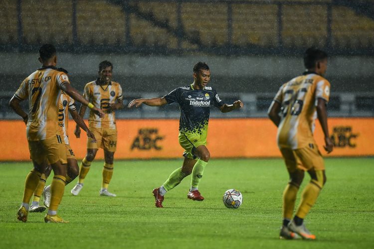 Abdul Aziz gelandang Persib Bandung meliuk-liuk diantara pemain Bekasi City FC, dalam pertandingan uji coba di Stadion Gelora Bandung Lautan Api (GBLA), Sabtu (12/11/2022). Persib berhasil menang 3-0.