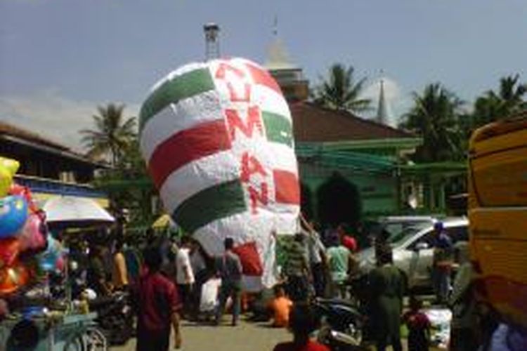 Warga lepas balon raksasa pada Syawalan (Lebaran Ketupat) di depan Masjid Kauman Desa Payaman, Kecamatan Secang, Kabupaten Magelang, Senin (4/8/2014).
 