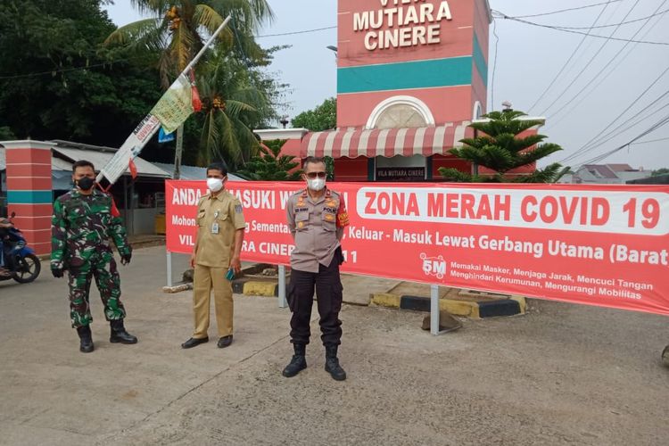 Perumahan Villa Mutiara Cinere di Depok, Jawa Barat, ditutup bagi warga asing karena ada puluhan warga yang terkonfirmasi positif Covid-19.