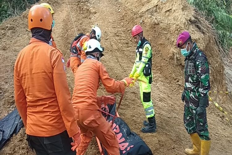 Hari kesembilan proses pencarian korban penambang yang tewas akibat tertimbun longsoran tambang emas di Desa Bakan, Kecamatan Lolayan, Kabupaten Bolaang Mongondow (Bolmong), Sulawesi Utara, pada Rabu (6/3/2019). Tim SAR gabungan evakuasi satu korban tewas dan sudah dimasukan ke dalam kantong jenazah pada Rabu pukul 08.18 Wita.