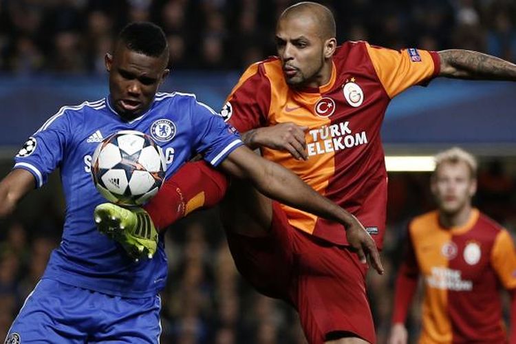 Gelandang Galatasaray, Felipe Melo (2 dari kanan), berebut bola dengan striker Chelsea Samuel Etoo pada laga leg kedua babak 16 besar Liga Champions di Stamford Bridge, Selasa (18/3/2014). Chelsea menang 2-0.