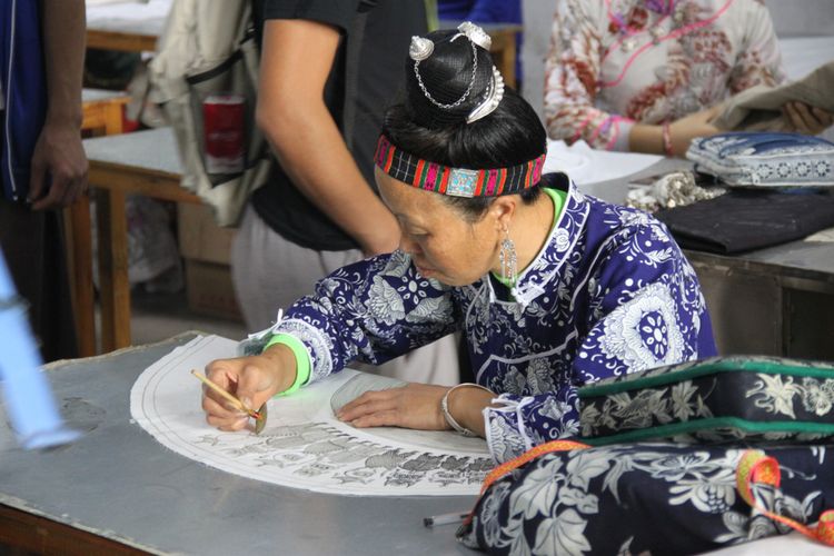 Pembuatan batik di Guizhou, China.