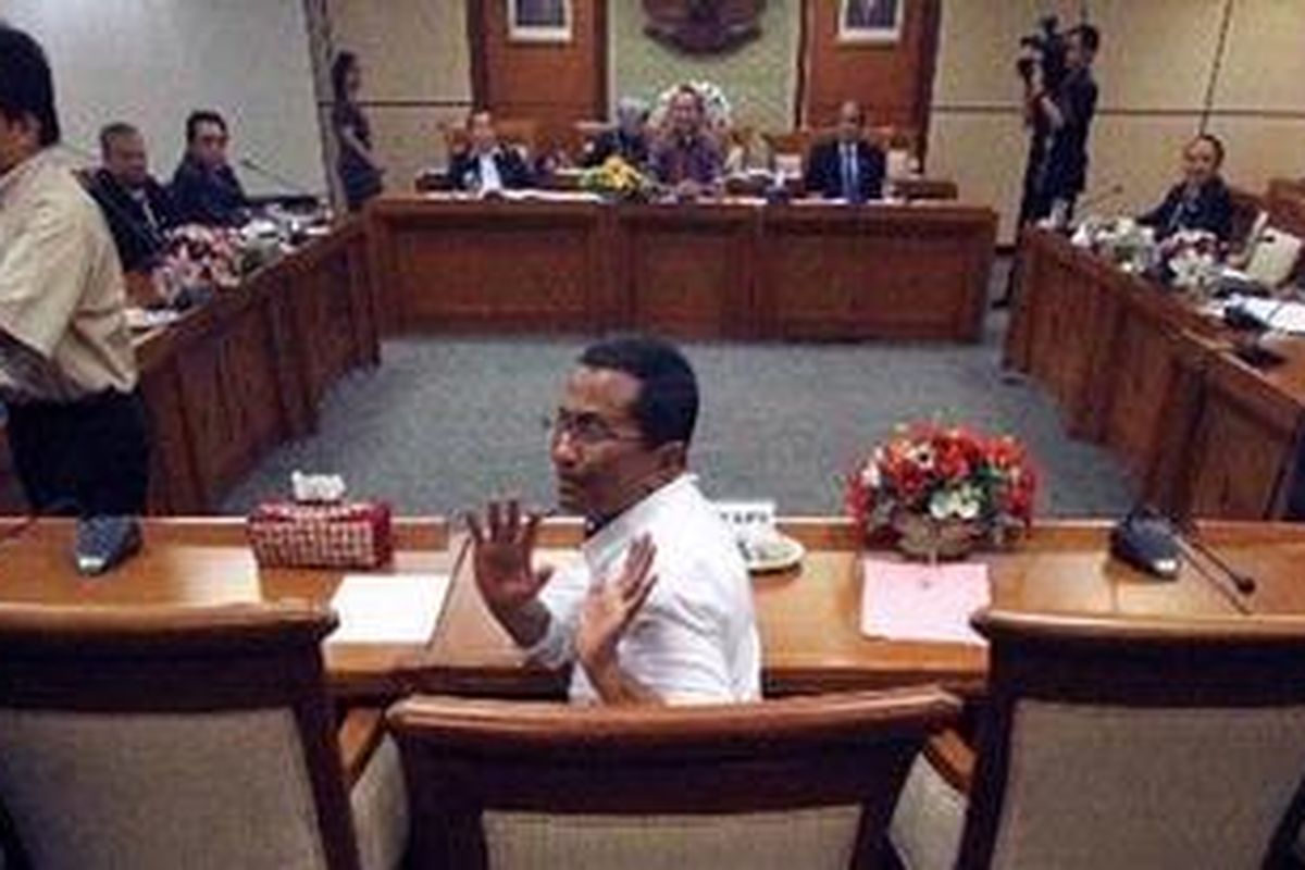 Menteri Negara BUMN, Dahlan Iskan (tengah), dimintai keterangan oleh Badan Kehormatan DPR RI, di Gedung Parlemen, Senayan, Jakarta, Senin (5/11/2012). Dahlan dimintai keterangan terkait pernyataannya tentang dugaan pemerasan beberapa BUMN oleh oknum anggota DPR. TRIBUN/DANY PERMANA