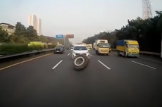 Aksi Pengemudi Mobil Hindari Ban Serep yang Lepas di Jalan Tol