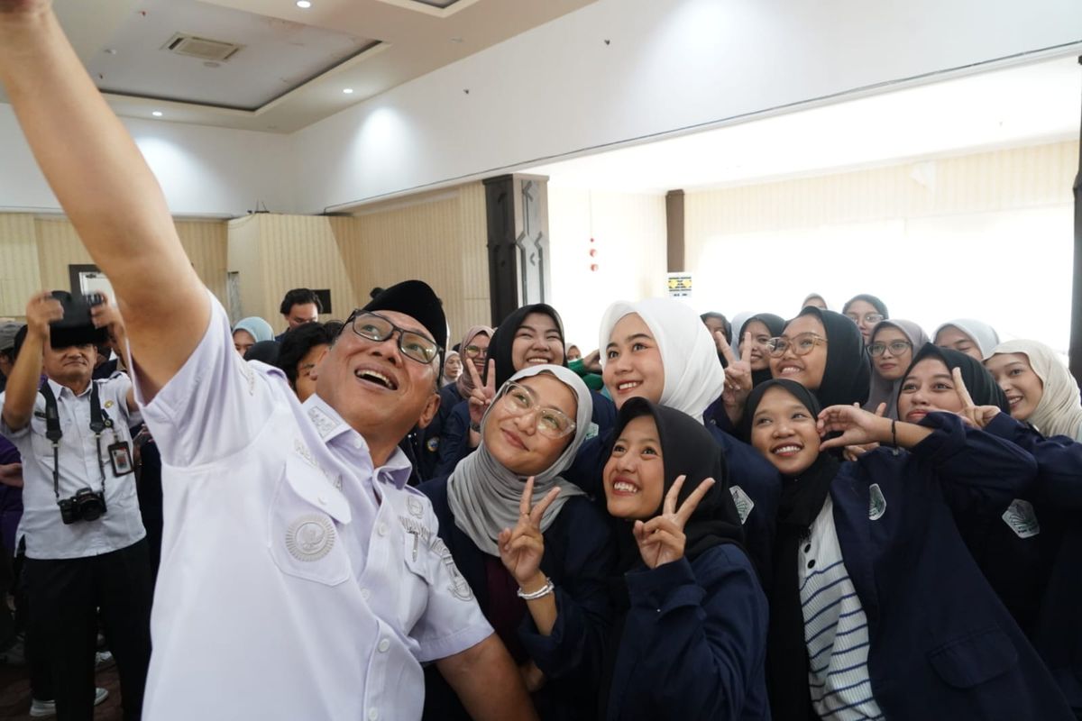 Wali Kota Cilegon Helldy Agustian berfoto bersama para mahasiswa penerima beasiswa sarjana penuh. 