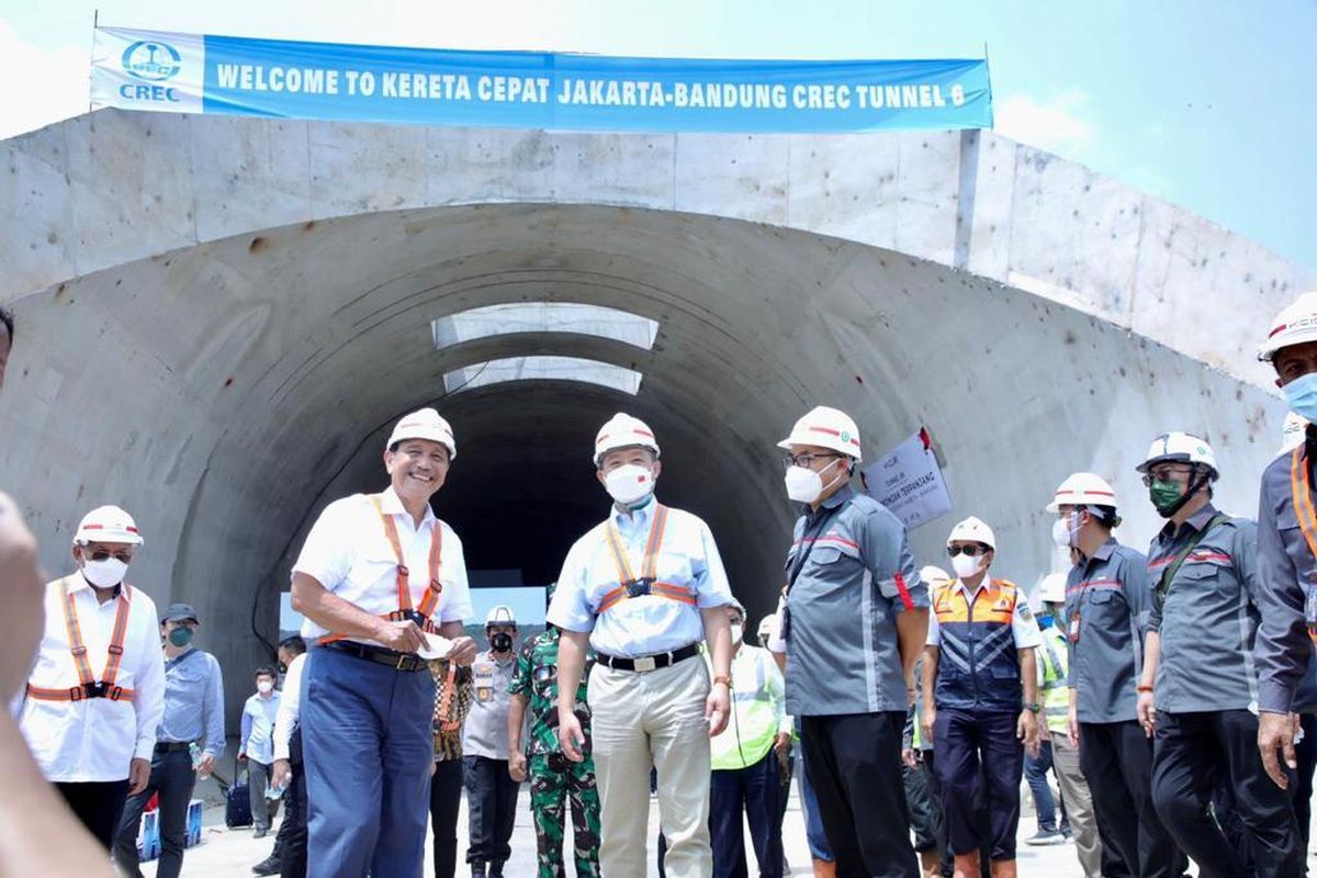 Menteri Koordinator Bidang Kemaritiman dan Investasi (Menko Marves) Luhut Binsar Pandjaitan bersama dengan Duta Besar Republik Rakyat Tiongkok (RRT) untuk Indonesia Lu Kang, mengunjungi proyek pembangunan Kereta Cepat Jakarta-Bandung, Rabu (30/3/2022). 