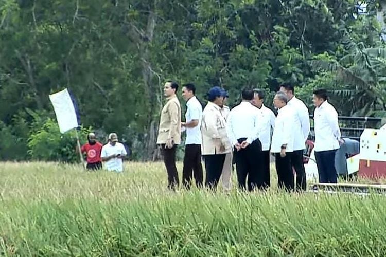 Presiden Prabowo Subianto bersama Menteri Pertanian (Mentan) Andi Amran Sulaiman, Wakil Menteri Pertanian Sudaryono, Menteri Koordinator Bidang Pangan Zulkifli Hasan (Zulhas), serta Menteri Kelautan dan Perikanan (KKP) Sekti Wahyu Trenggono, memantau proses panen raya di area persawahan Kecamatan Cilebar, Karawang Timur, Jawa Barat, Rabu (7/1/2026).

