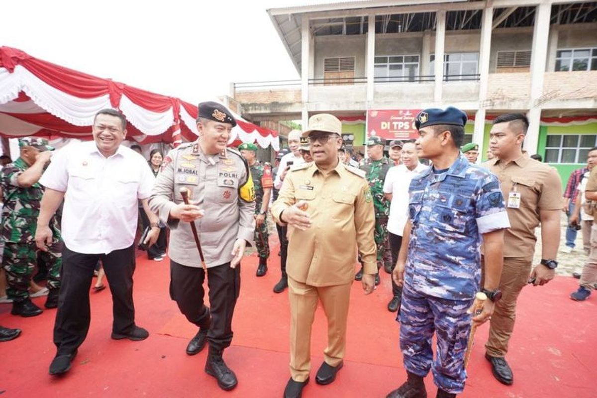 Pj Gubernur Riau Rahman Hadi turun langsung meninjau pelaksanaan pemungutan suara di TPS 07.