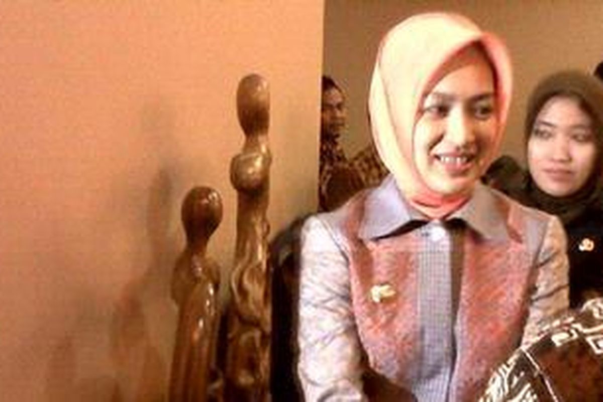 Demi memberi contoh kepada publik dan masyarakat Tangsel agar mau beralih dari pengguna mobil menjadi pengguna kereta, Walikota Tangsel, Airin Rachmi Diany, mau menggunakan jasa kereta api menuju Jakarta untuk rapat, Senin (30/5/2011) sore.