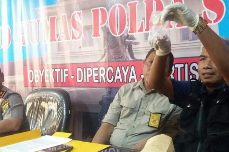 Wakil pusat Labfor Makassar AKBP Kartono didampingi Kapolda Sultra Brigjen Pol Andap Budhi Revianto menunjukkan karet tabung elpiji 12 Kilogram yang jadi penyebab ledakan di rumah wali kota Kendari. (KOMPAS.COM/KIKI ANDI PATI)