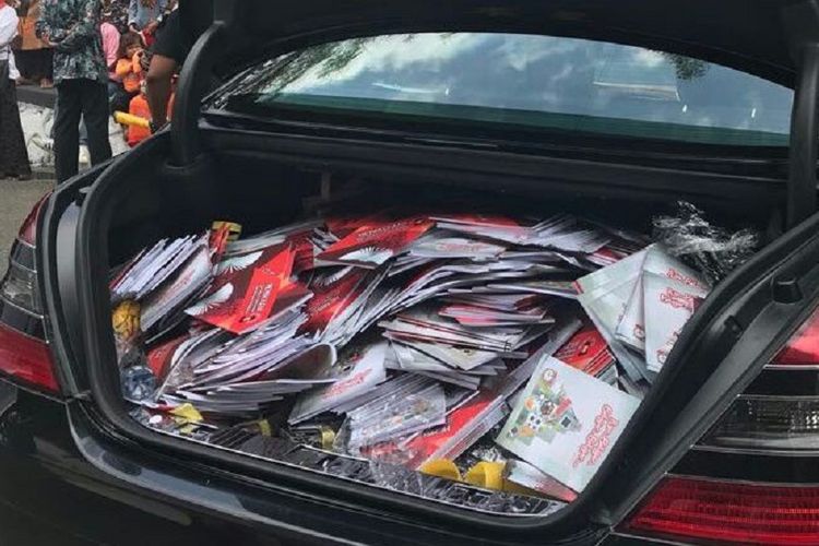 Buku tulis, kaos, syal dan baby kit memenuhi kabin bagasi Mercedes Benz S600 Pullman Guard.