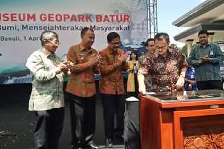 Menteri Energi Sumber Daya Mineral Sudirman Said menandatangani prasasti peresmian Geopark Batur di Bangli, Bali, Jumat (1/4/2016).