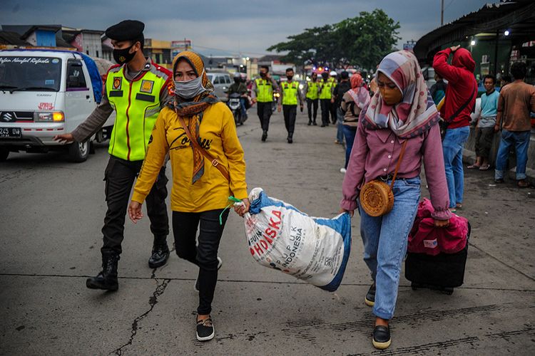 Calon penumpang menunggu bus tujuan Jakarta di terminal bayangan Gerbang Tol Cileunyi, Kabupaten Bandung, Jawa Barat, Minggu (1/11/2020). Kepala Bagian Operasi Korps Lalu Lintas Polri Komisaris Besar Rudi Antariksawan mengatakan, puncak arus balik libur panjang cuti bersama menuju Jakarta di berbagai daerah akan terjadi pada Minggu (1/11/2020) malam ini.