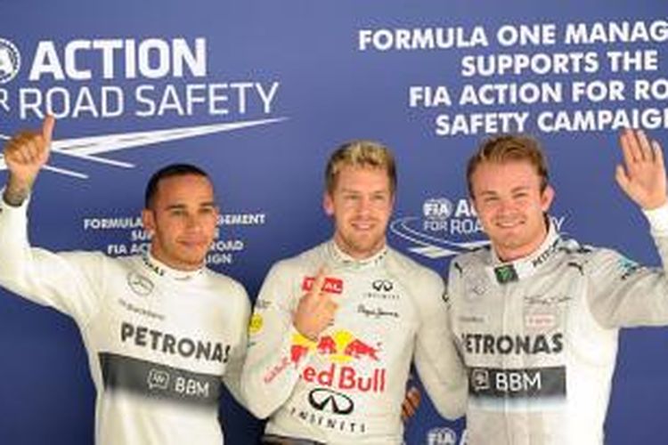 Pebalap Red Bull Racing asal Jerman, Sebastian Vettel (tengah) bediri bersama dua pebalap Mercedes, Lewis Hamilton (kiri) dan Nico Rosberg. Mereka berpose setelah menyelesaikan sesi kualifikasi GP India, di Sirkuit Buddh International, Sabtu (26/10/2013).