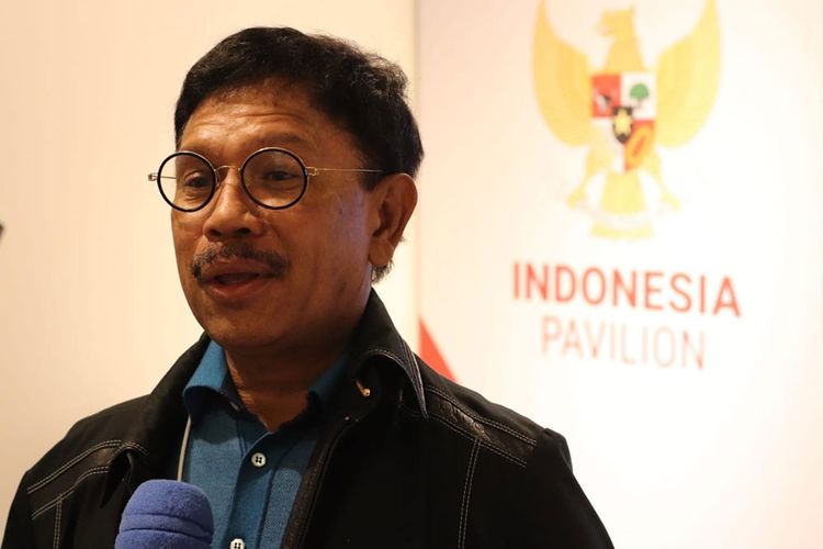 Menteri Komunikasi dan Informatika Johnny G Plate saat meninjau persiapan Indonesia Pavilion pada gelaran WEF 2020.