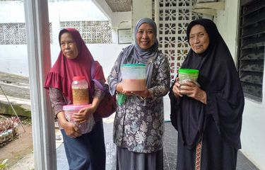 Warga RW 3 Ngaliyan, Semarang yang tergabung dalam Gerakan Seribu Rupiah (GSR) menunjukkan hasil eco enzyme yang dikelola, Minggu (26/2/2023).