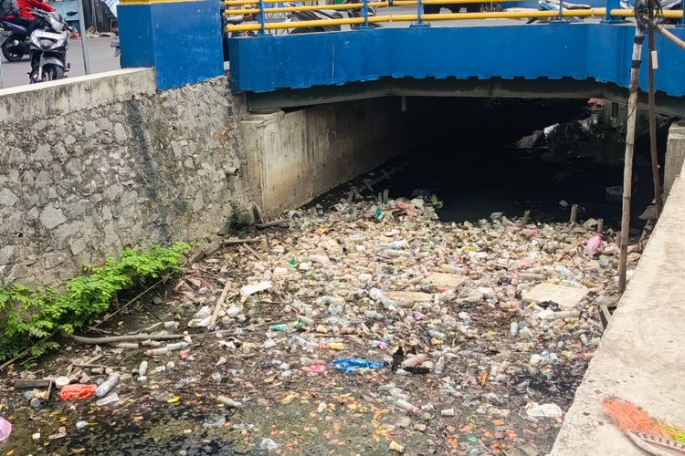 Beban Berat Kali Sipon Tangerang Menanggung Sampah, Terjepit Pasar Tak Resmi dan Birokrasi Rumit