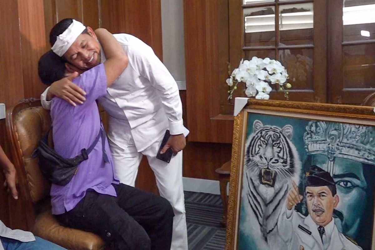 Adie merangkul Gubernur Jawa Barat Dedi Mulyadi usai menerima ponsel baru dari sang Gubernur di Bale Pakuan Padjadjaran, Rabu (9/7/2025).   