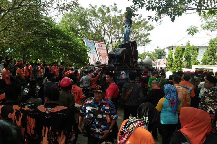 Massa pendukung calon Walikota Makassar petahana,  Mohammad Ramdhan Pomanto-Indira Mulyasari (DIAMI) melakukan aksi demonstrasi di depan kantor KPU Makassar di jalan poros Perumnas Antang,  Makassar,  Rabu (16/5/2018).