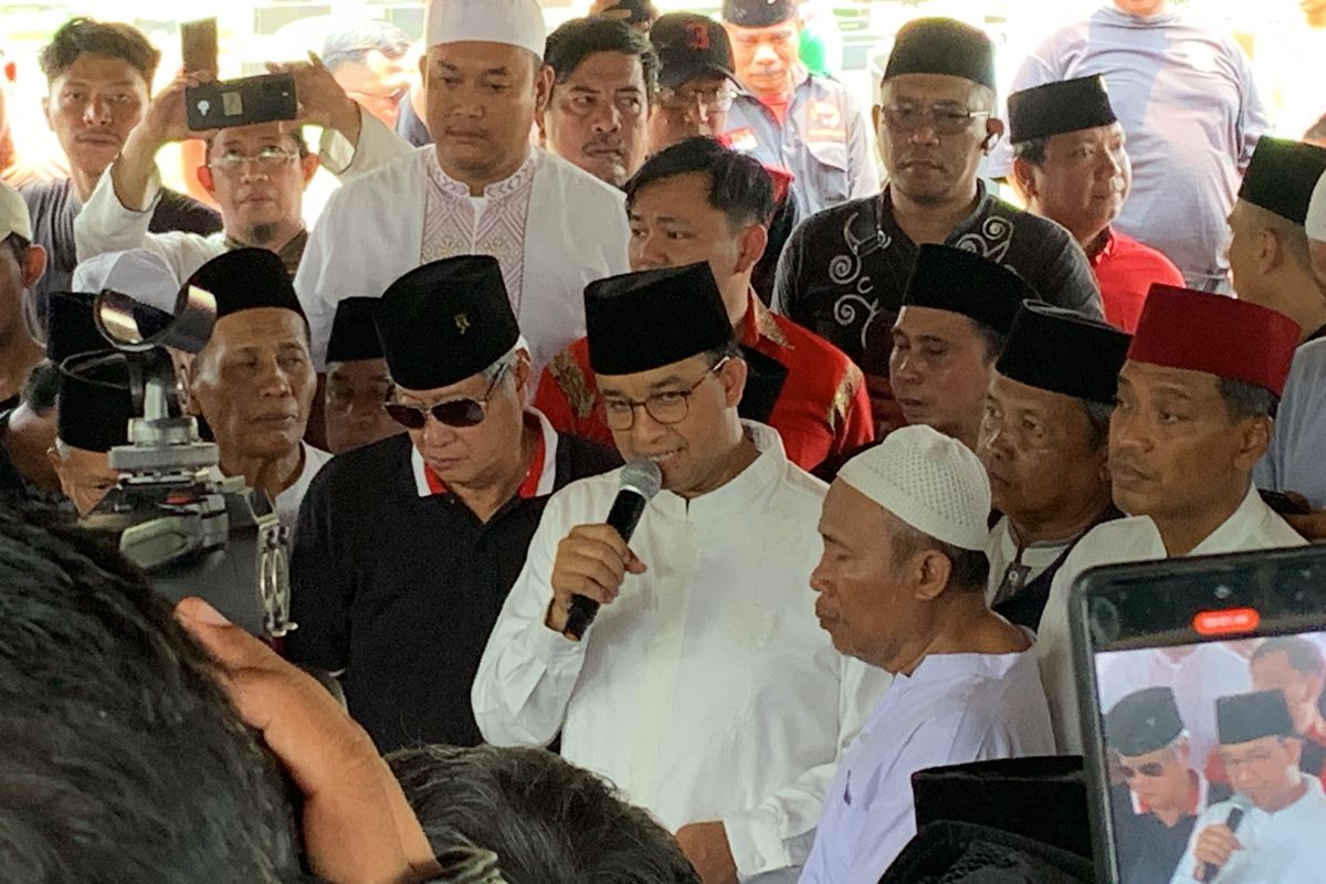 Bakal Calon Presiden Koalisi Perubahan Anies Baswedan mengiringi kepergian Ketua Fraksi PDI-P DKI Jakarta Gembong Warsono di Taman Pemakaman Umum (TPU) Tanah Kusir, Kebayoran Lama, Jakarta Selatan, Sabtu (14/10/2023).