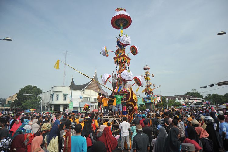 Warga Nagari Subarang memasang sayap buraq saat prosesi Tabuik Naik Pangkek, di Pariaman, Sumatera Barat, Minggu (15/9/2019). Prosesi Tabuik Naik Pangkek merupakan prosesi menyambungkan badan Tabuik dan pernak-perniknya, seperti sayap, ekor, buraq dan bungo salapan, menjelang dihoyak dan dibuang ke laut dalam rangka memperingati Asyura (10 Muharram) 1441 Hijriyah.