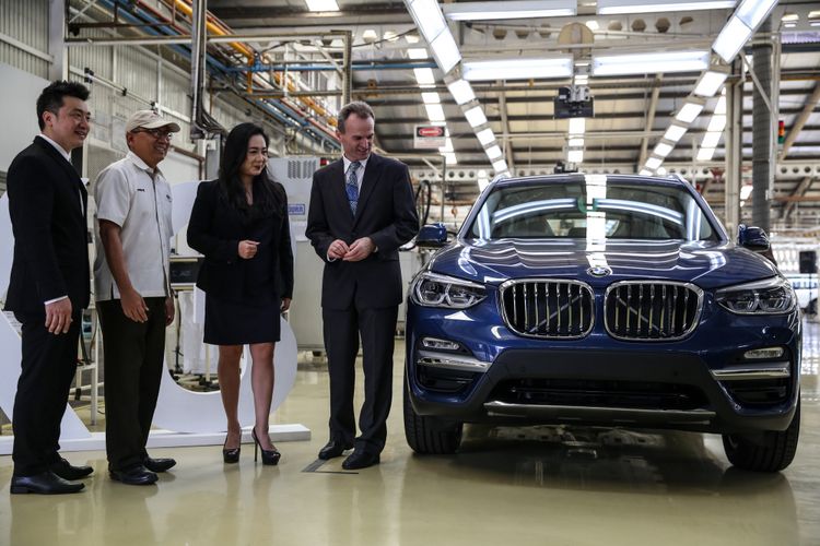 Pekerja menyelesaikan perakitan mobil All-new BMW X3 di pabrik BMW Production Network 2, PT Gaya Motor, Jakarta Utara, Rabu (18/7/2018). The All-new BMW X3 xDrive20i rakitan dalam negeri ditawarkan dengan harga Rp 1,009,000,000,- off-the-road.