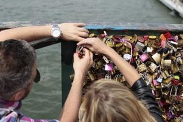 Pasangan kekasih yang datang ke kota Paris selalu memasang gembok di atas jembatan Sungai Seine lalu membuang kuncinya ke sungai sebagai lambang keabadian cinta mereka. Namun, kebiasaan ini ternyata merusak jembatan bersejarah itu karena beban yang diciptakan gembok-gembok yang berjumlah hampir satu juta buah.