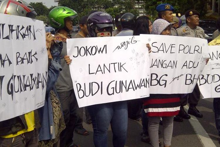 Aksi pendukung Komjen Budi Gunawan sebagai Kapolri di depan Gedung DPRD Jatim. 
