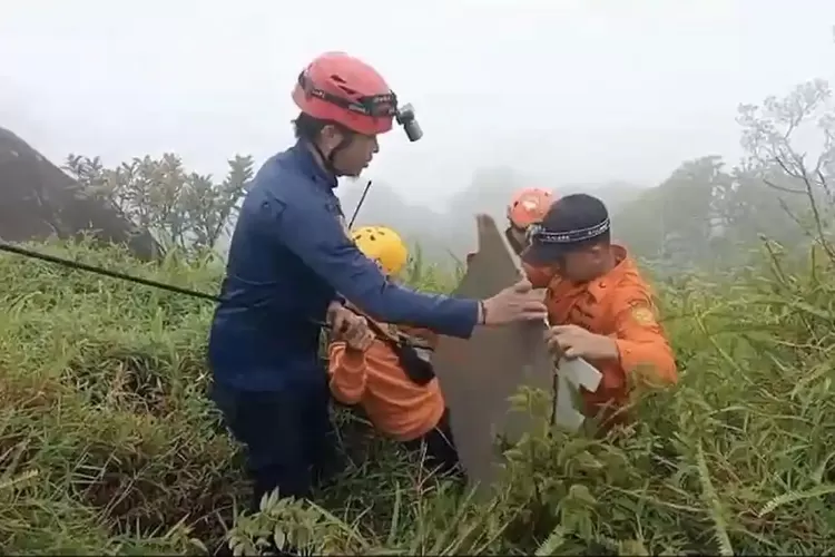 Tim SAR gabungan menemukan puing-puing pesawat di kawasan kaki Gunung Bulusaraung, Kabupaten Pangkep, Minggu (18/1/2026). Proses pencarian diwarnai kabut tebal dan medan pegunungan yang terjal. 