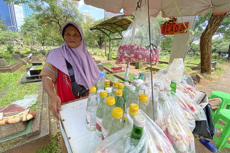 Tradisi Ziarah Jelang Lebaran Jadi Sumber Rezeki Pedagang Bunga di TPU Karet