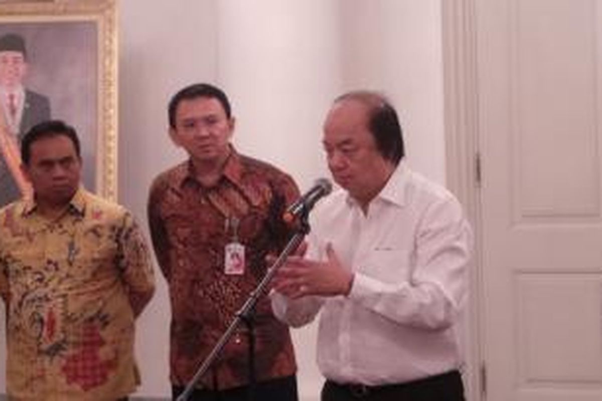 Pemilik Mayapada Group Dato Sri Tahir (pakai kemeja putih) dengan Gubernur DKI Jakarta Basuki Tjahaja Purnama (pakai batik cokelat) dan Sekretaris Daerah (Sekda) DKI Saefullah (pakai batik kuning) saat penunjukkan Tahir menjadi Ketua Dewan Pengawas Badan Layanan Umum Daerah (BLUD) Taman Margasatwa Ragunan (TMR), di Balai Kota, Kamis (4/6/2015). 