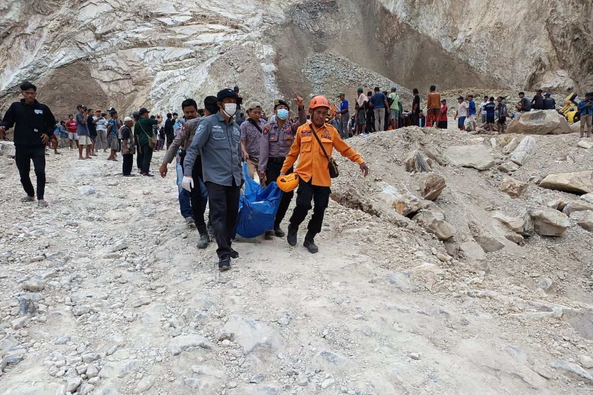 Evakuasi korban longsor tambang galian C Gunung Kuda Cirebon, 30 Mei 2025. (Dok BNPB)
