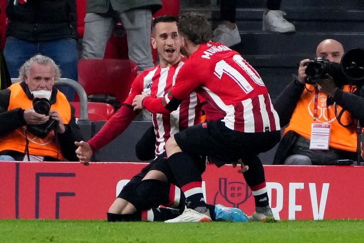 Penyerang Athletic Bilbao, Alex Berenguer (kiri), melakukan selebrasi bersama rekannya setelah mencetak gol ke gawang Real Madrid dalam laga perempat final Copa del Rey di Stadion San Mames, Bilbao, 3 Februari 2022.