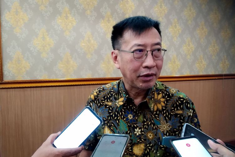 Direktur Pemasaran PT Bokor Mas dan PT Pura Perkasa Jaya Stefanus Handoyo memberikan keterangan kepada wartawan di Kantor DPRD Kota Blitar, Kamis (27/7/2023)