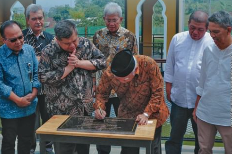 Menteri Basuki didampingi Kepala BPKP Muhammad Yusuf Ateh menandatangani prasasti Masjid Endan Andansih, Jumat (11/8/2023). 
