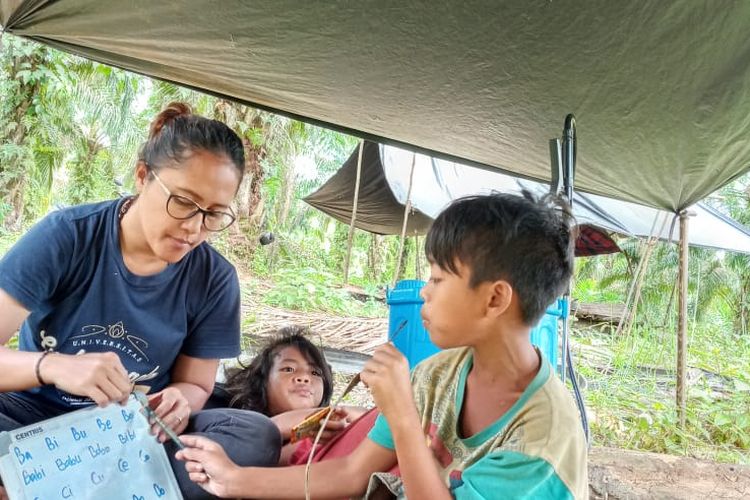 Yohana saat mengajar anak-anak rimba