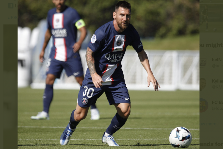 Aksi Lionel Messi dalam laga uji coba pramusim PSG vs Quevilly di Camp de Loges, Perancis, Jumat 15 Juli 2022.