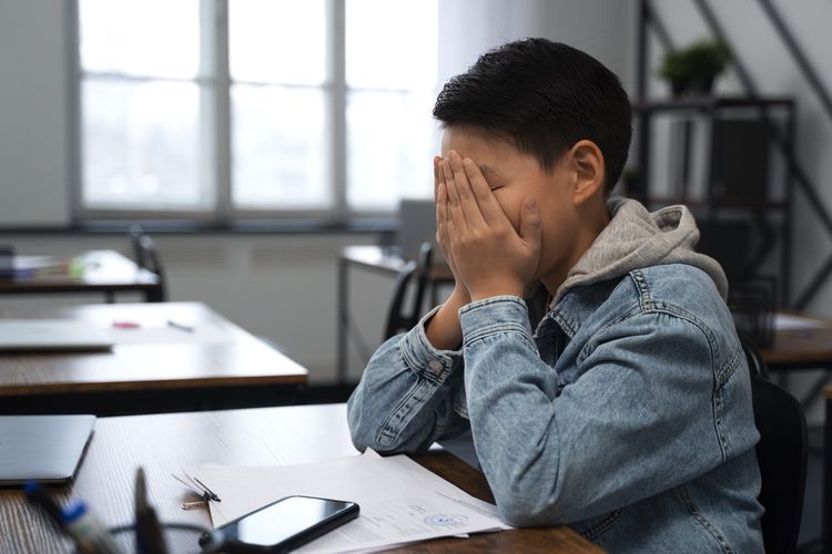 Banyak orangtua tak sadar menerapkan Parenting VOC. Simak ciri-ciri pola asuh otoriter yang bisa menekan mental dan emosi anak.