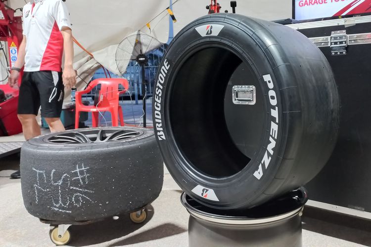 Ban balap Bridgestone Potenza Racing