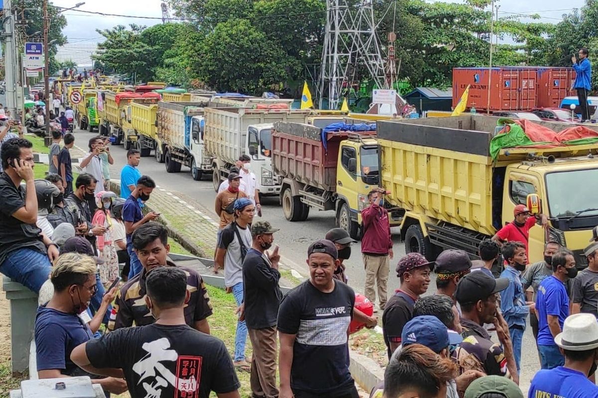 Aksi para sopir truk dan mahasiswa pada Rabu (23/3) saat mendemo Pertamina terkait solar langka
