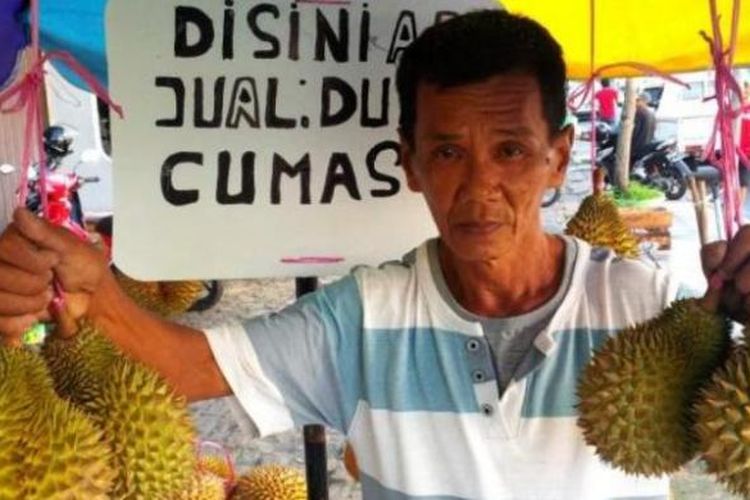 Durian Cumasi yang dijajakan Acing di jalan Mayor Syafri Rahman Pangkalpinang. 