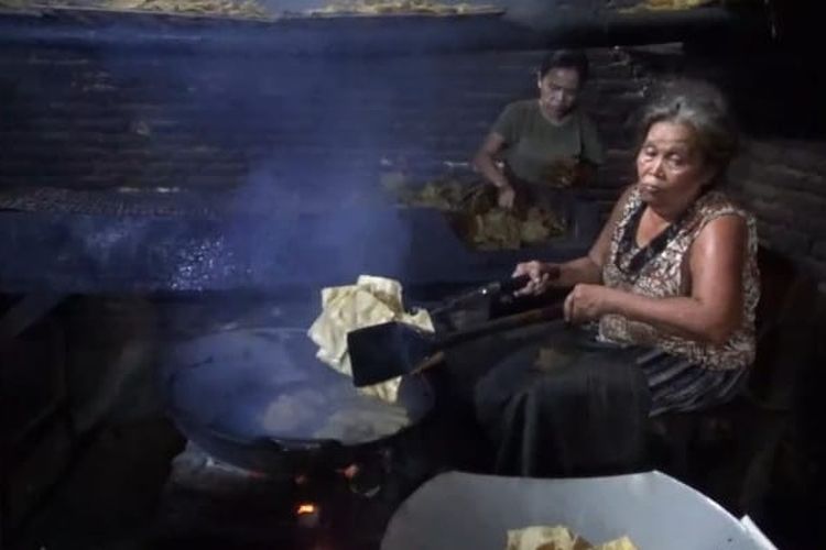 Surati salah satu pengrajin opak beras dari Desa Banjarmlati Magetan, kenaikan harga bera membuat puluhan pengrajin opak beras si Magetanmemilih libur seminggu. Mereka terpaksa menaikkan harga jual opak beras Rp 1.000 untuk 150 biji opak beras jualan mereka.